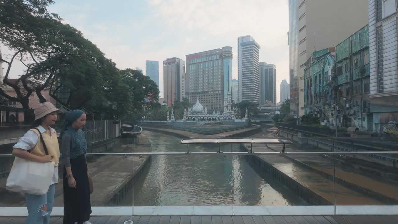 年轻的亚洲游客朋友在生命之河探索吉隆坡城市清真寺视频下载