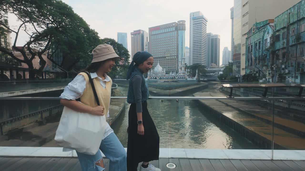 年轻的亚洲游客朋友在生命之河探索吉隆坡城市清真寺视频下载