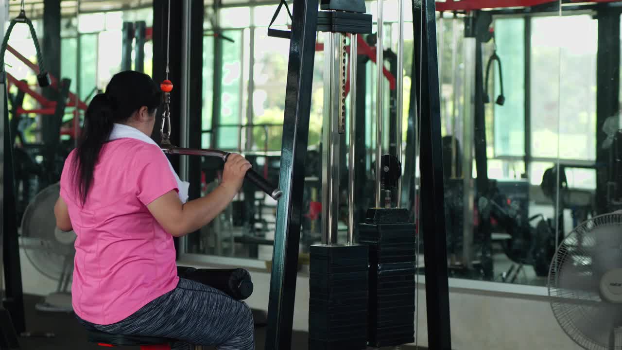 一位女士正在健身房锻炼视频下载