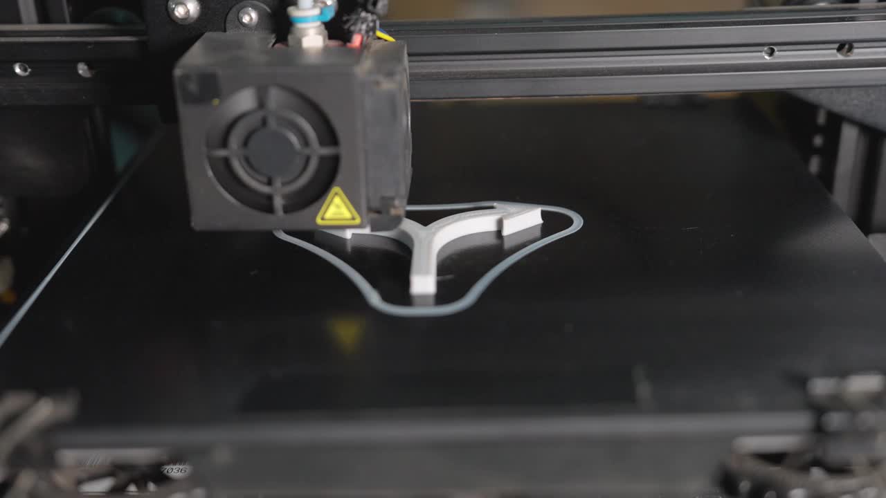 用3D打印机在热床上制作一个塑料分叉的道路标志，选择或划分前方道路标志视频下载