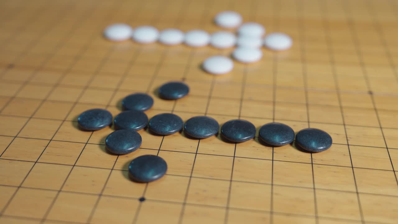 木棋棋盘上黑白棋子的箭头符号，选择或决策概念视频下载