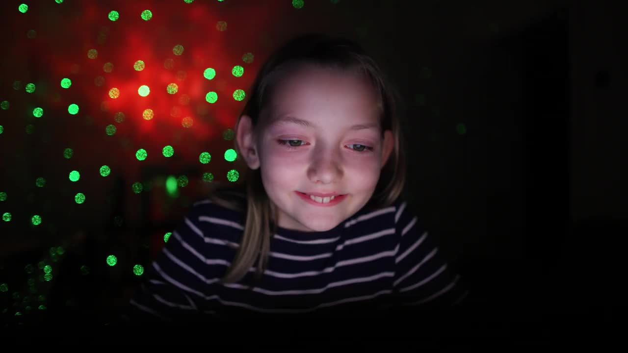 一个白人女孩的肖像，在一个led照明的房间里玩电子游戏视频下载