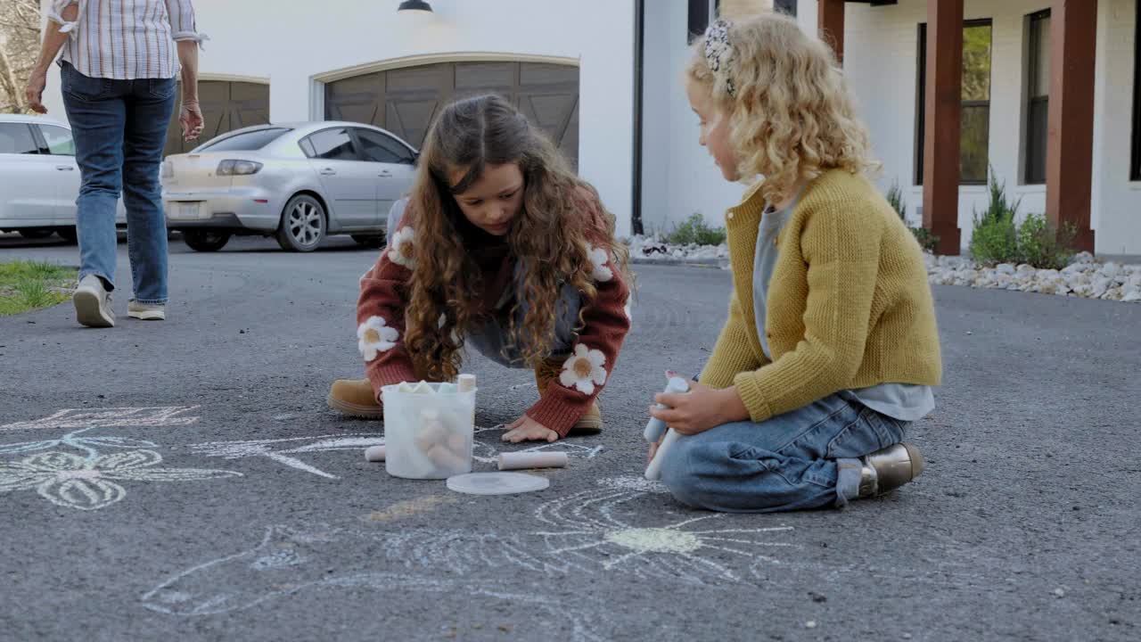 两个小女孩用粉笔玩得很开心视频下载