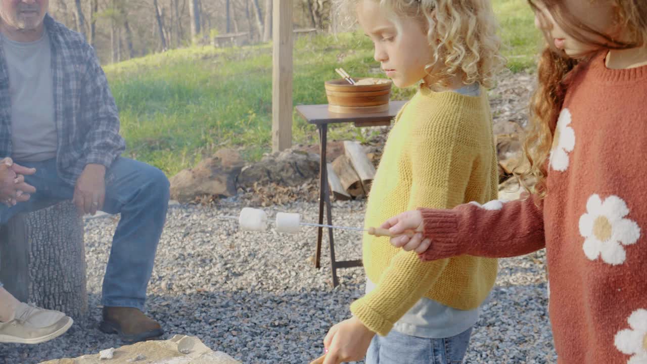 两个小女孩在露营时烤棉花糖视频下载