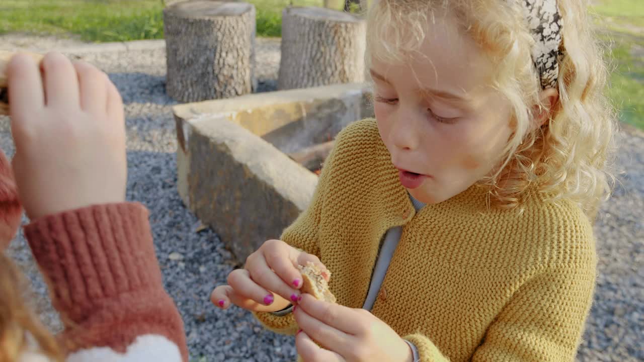 小女孩们在露营时吃着雪糕视频下载