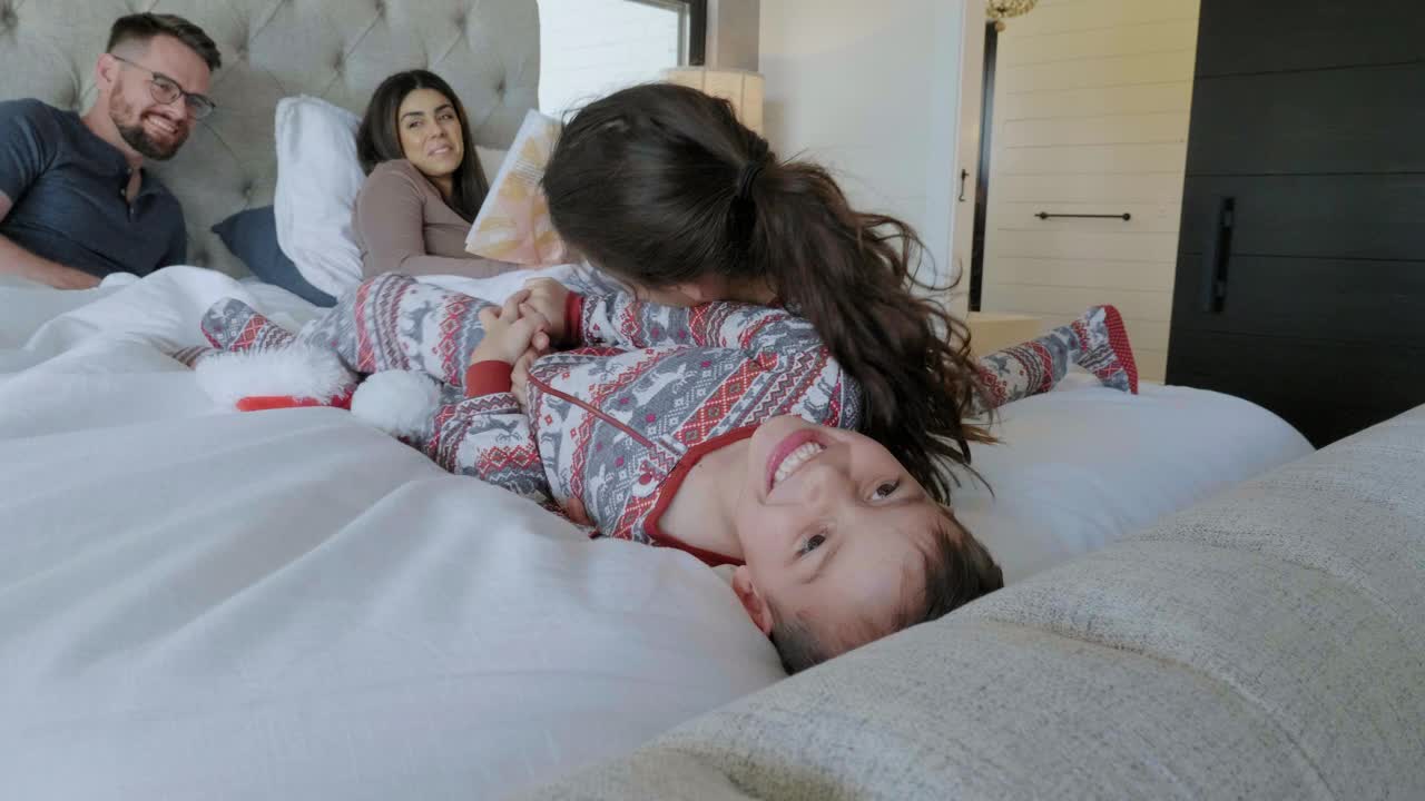 哥哥和妹妹在父母的床上摔跤视频下载