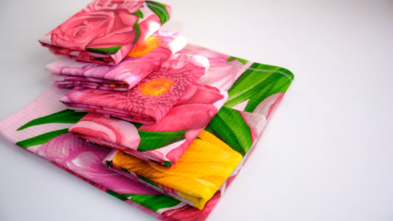 华夫饼纹理的彩色厨房毛巾。彩色纺织家居材料。华夫饼餐巾棉织物视频下载