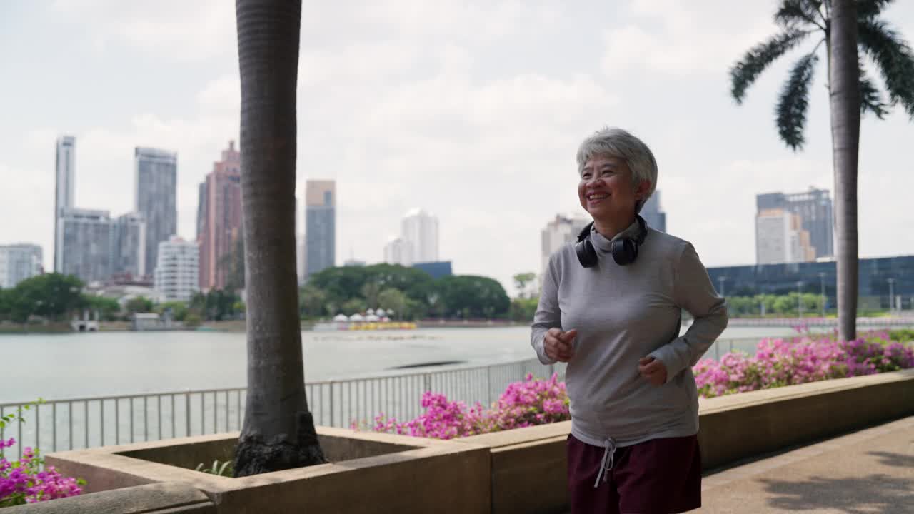 在公园户外慢跑的亚洲老年妇女视频下载