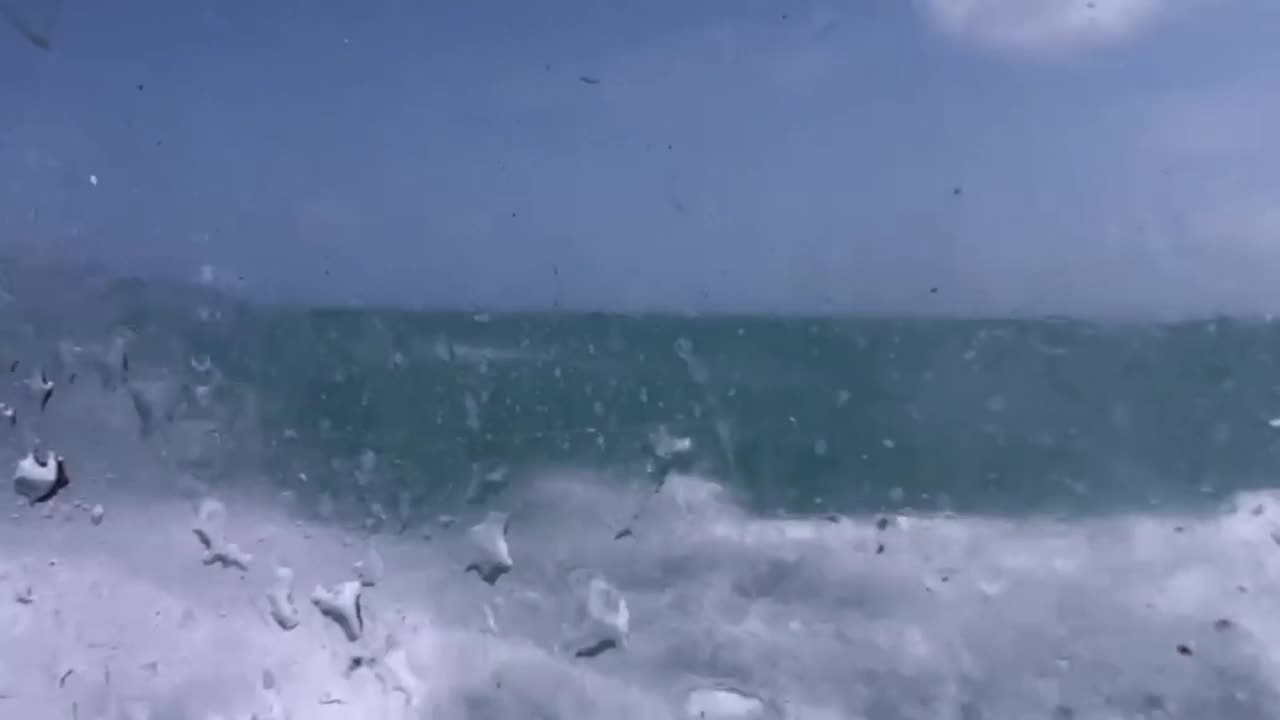 波浪反射在玻璃上的轮渡之旅视频下载