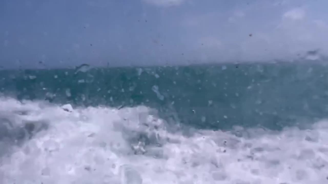 波浪反射在玻璃上的轮渡之旅视频下载