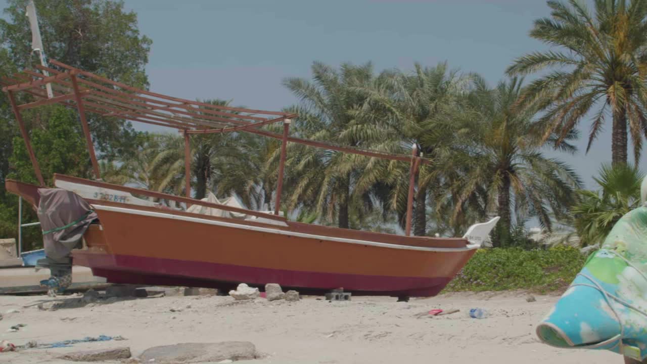 Muharraq船厂海滩上的船只视频下载