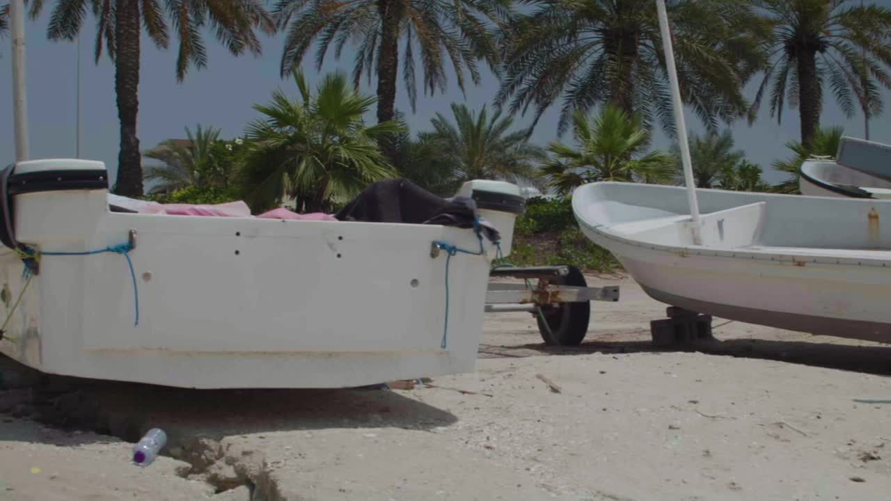 Muharraq船厂海滩上的船只视频下载