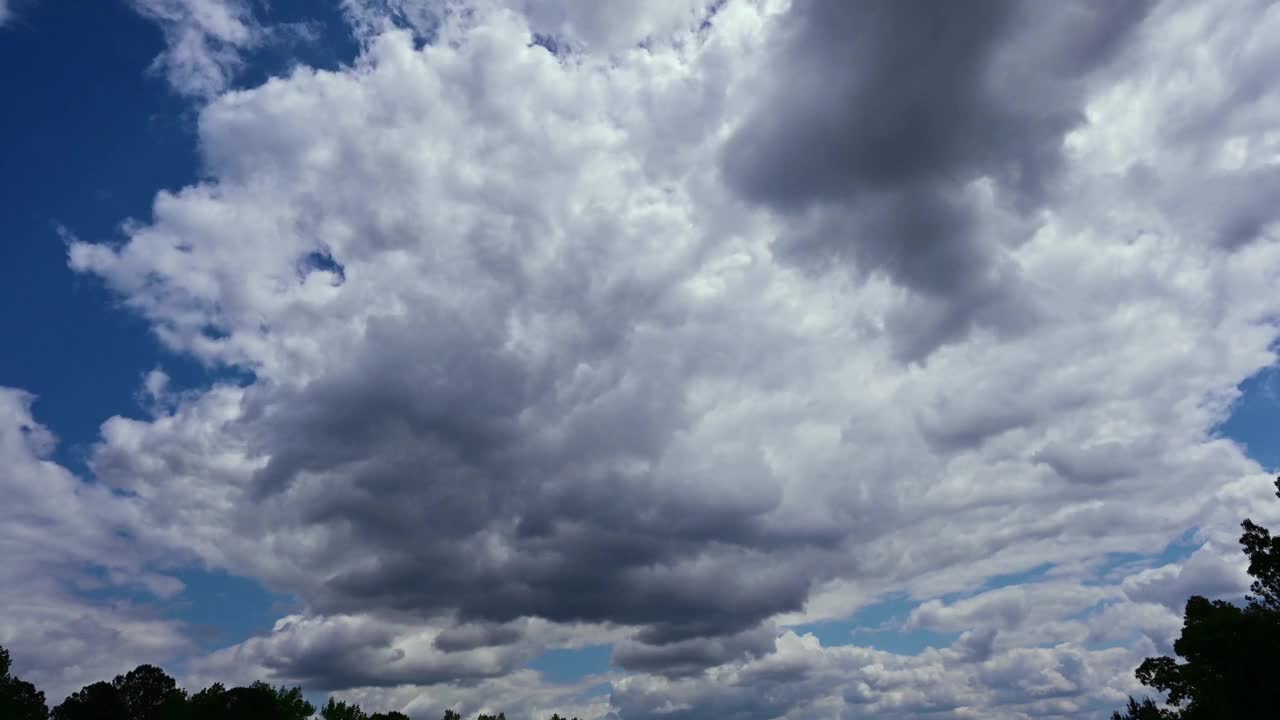 下午皮埃蒙特高原上空云层的时间变化视频下载