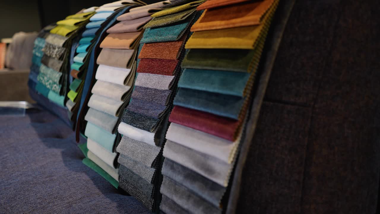 工厂车间或商店的织物和纺织品样品。市场上有不同的颜色和图案视频下载
