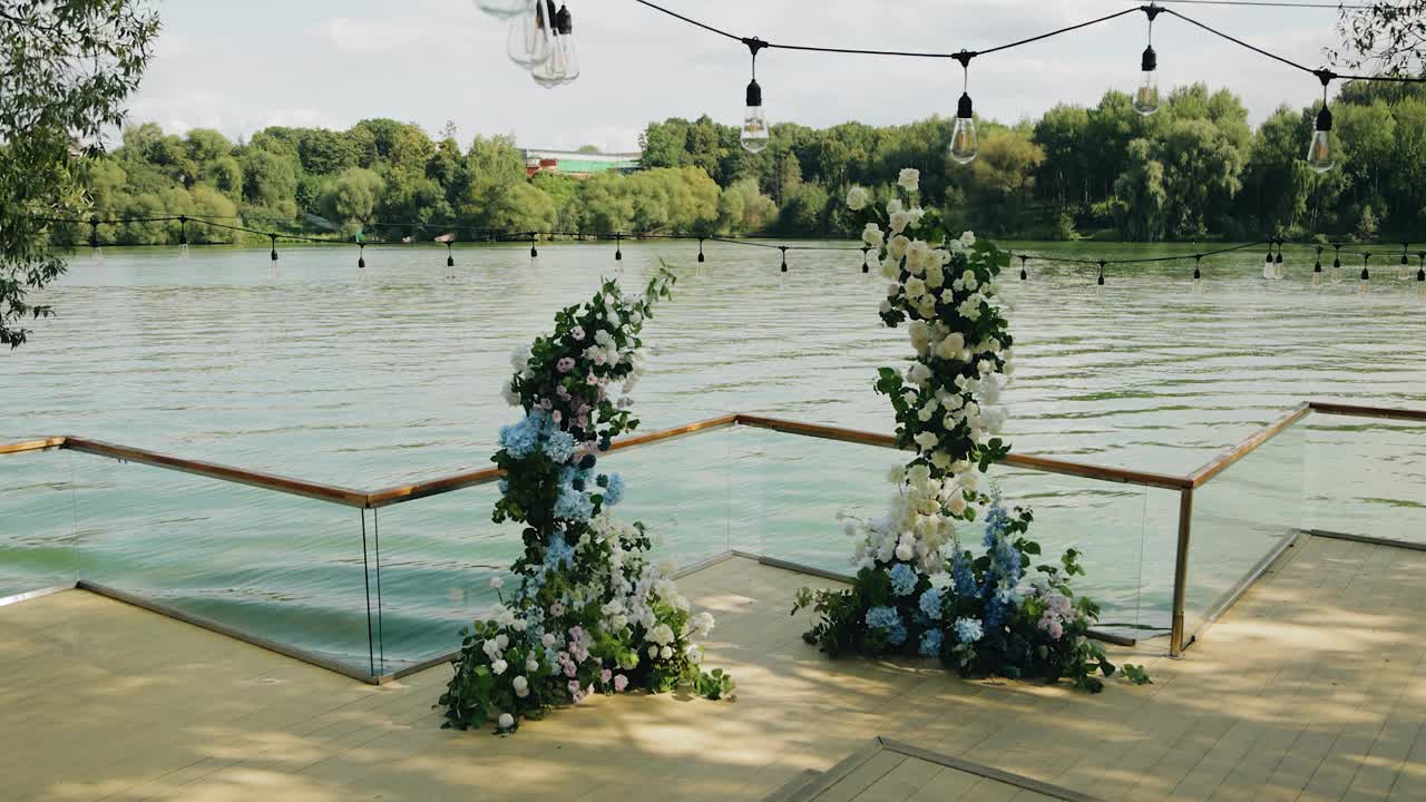 一个非常漂亮的鲜花拱门矗立在码头和池塘上。一个绝妙的整体计划视频下载