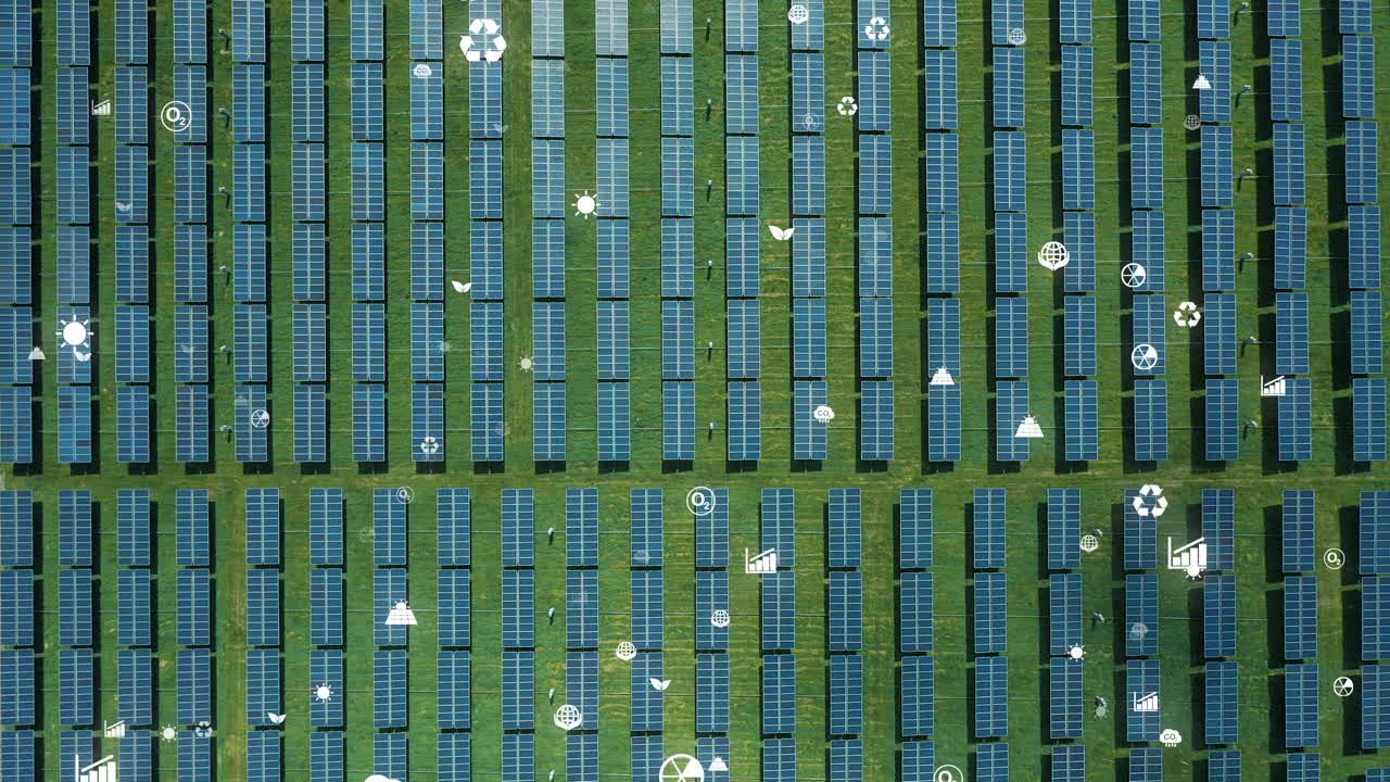 可持续信息图与太阳能电池板农场鸟瞰图视频下载