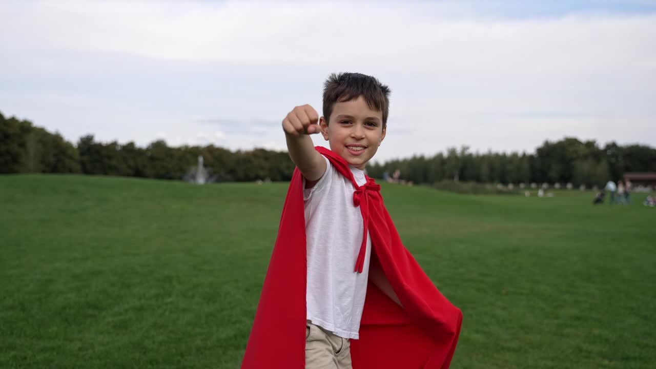 穿红斗篷的快乐男孩假装超人视频下载