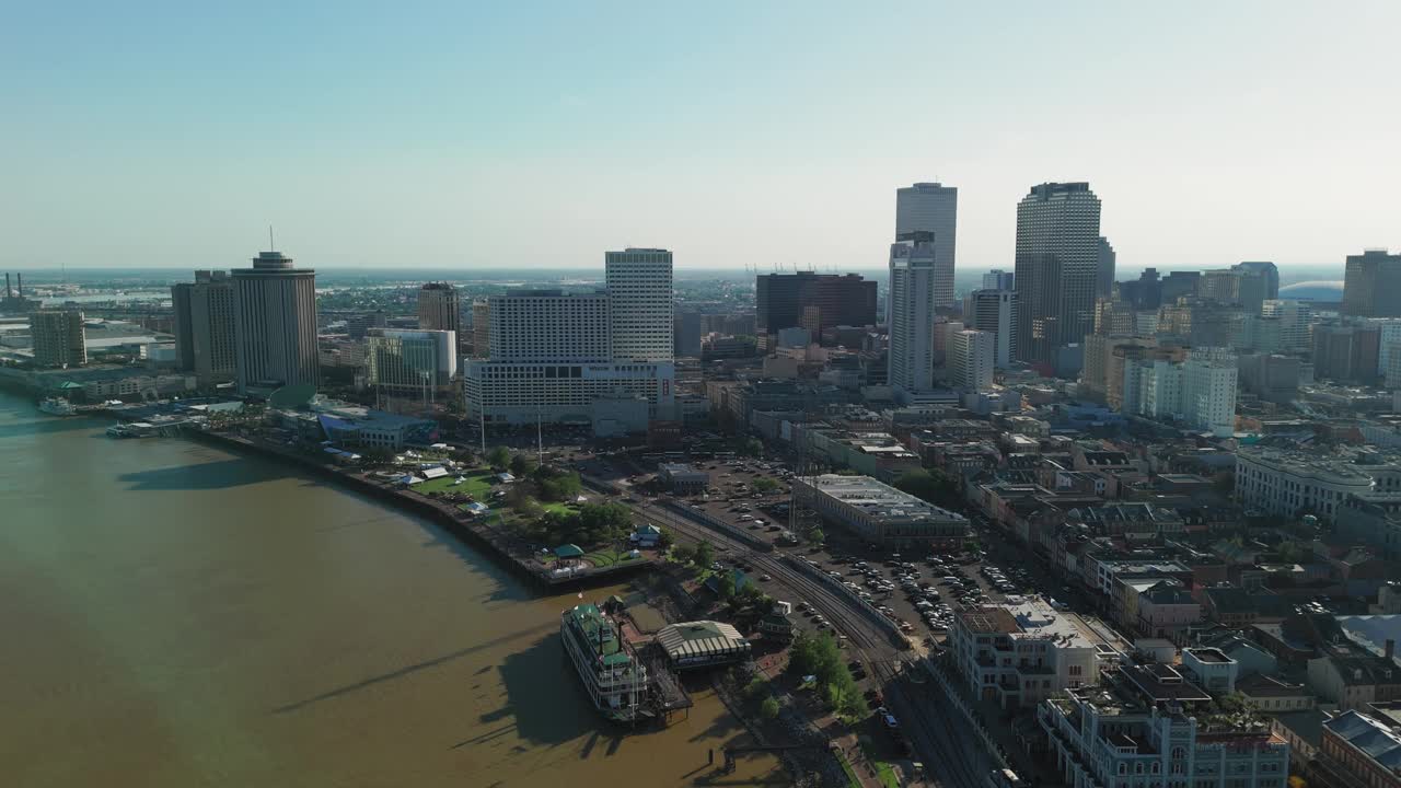 无人机拍摄的密西西比河和路易斯安那州新奥尔良市中心视频下载