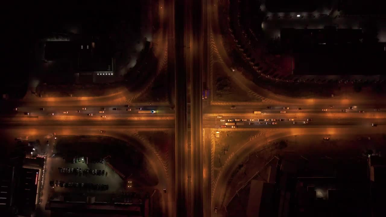 黄昏时分，无人机拍摄了农村地区十字路口桥梁上的交通景观视频下载
