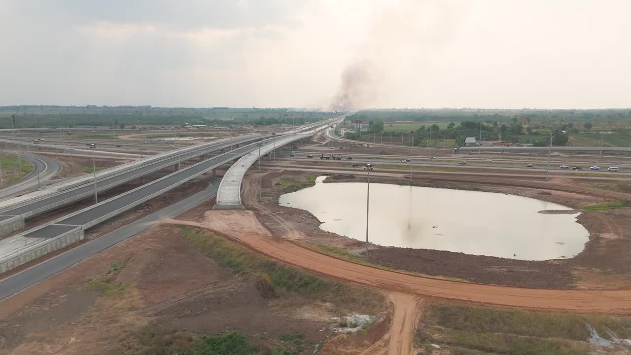无人机拍摄的正在施工的桥梁和公路与交通在农村的地方视频下载