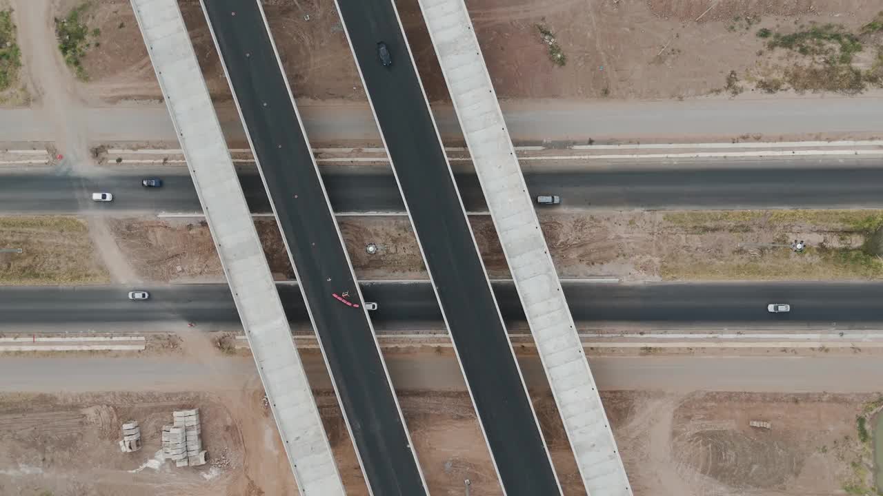 无人机拍摄的正在施工的桥梁和公路与交通在农村的地方视频下载