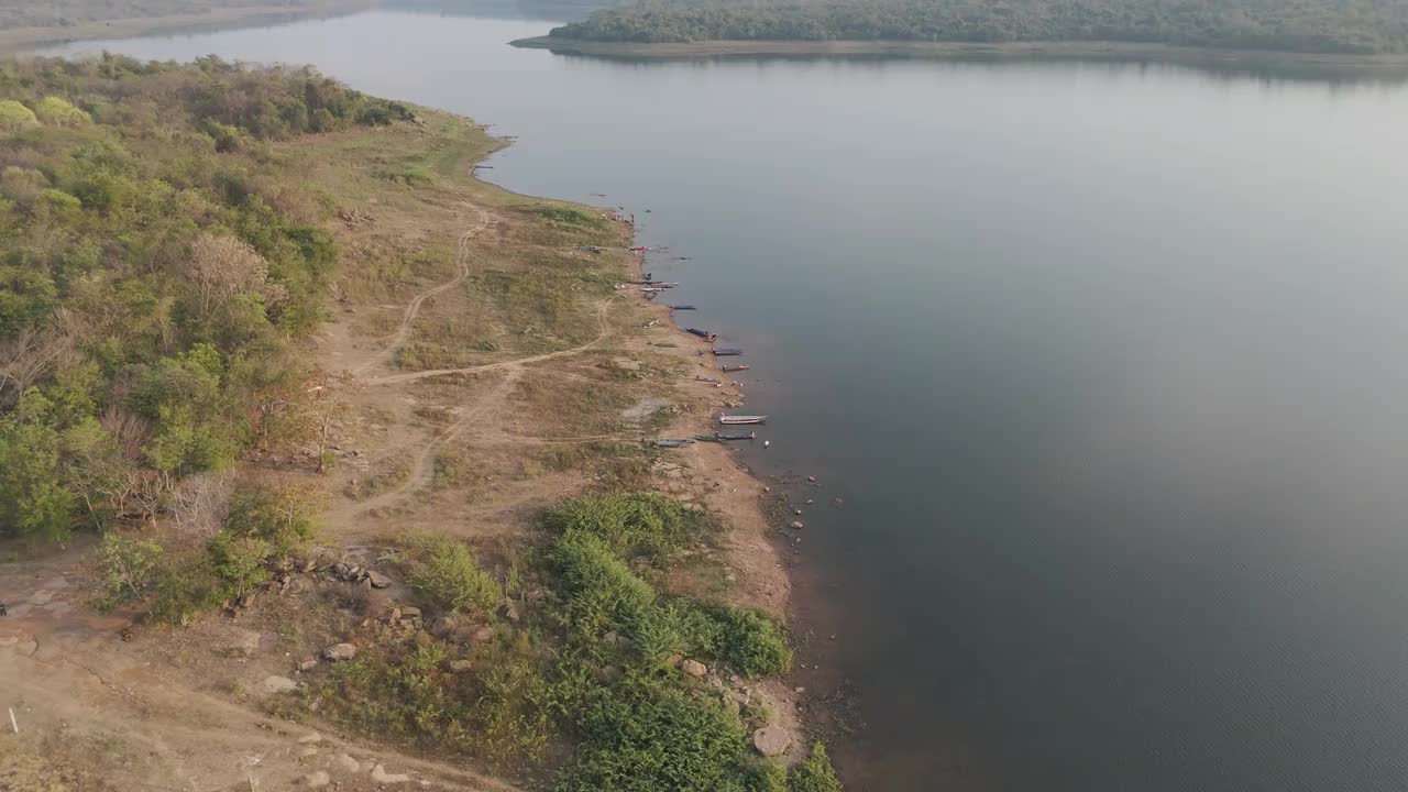 无人机拍摄的大江、大坝、森林景区鸟瞰图视频下载