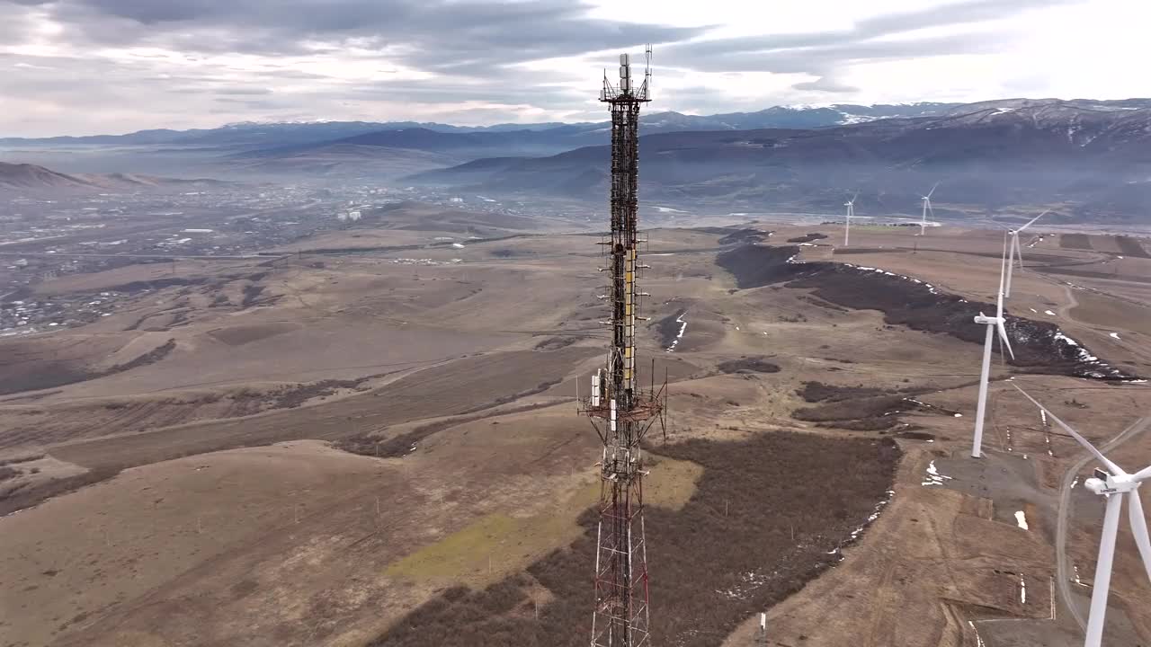 通讯塔和风力涡轮机视频下载
