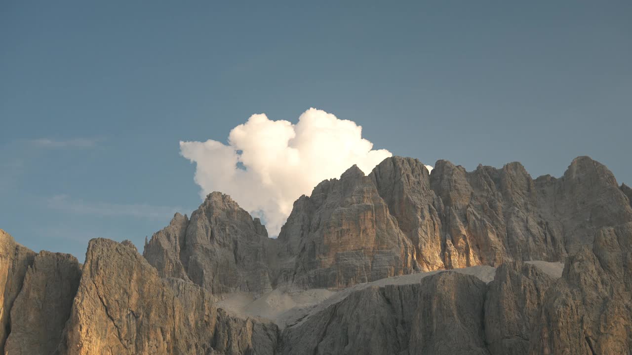 风景秀丽的尖峰山在谷加迪纳视频下载