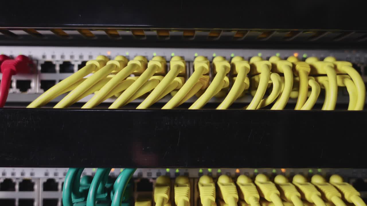 数据中心的网络面板、交换机和电缆视频下载
