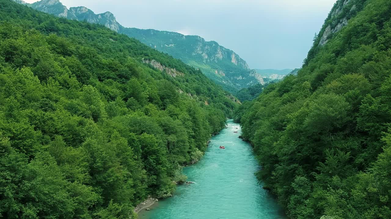 山河漂流无人机的观点视频下载