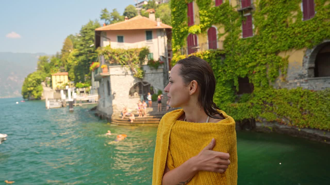 一名女子在意大利小镇科莫湖游泳后视频下载