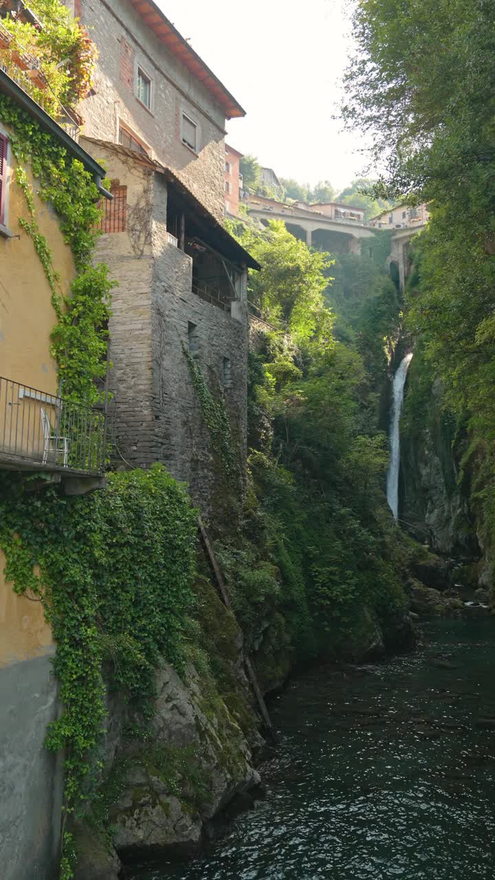 瀑布的美景隐藏在科莫湖上的意大利村庄视频下载