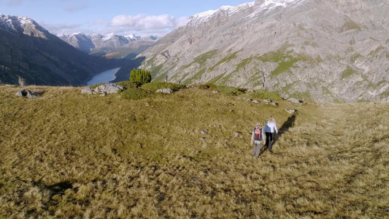 成熟夫妇在山区徒步旅行的鸟瞰图视频下载