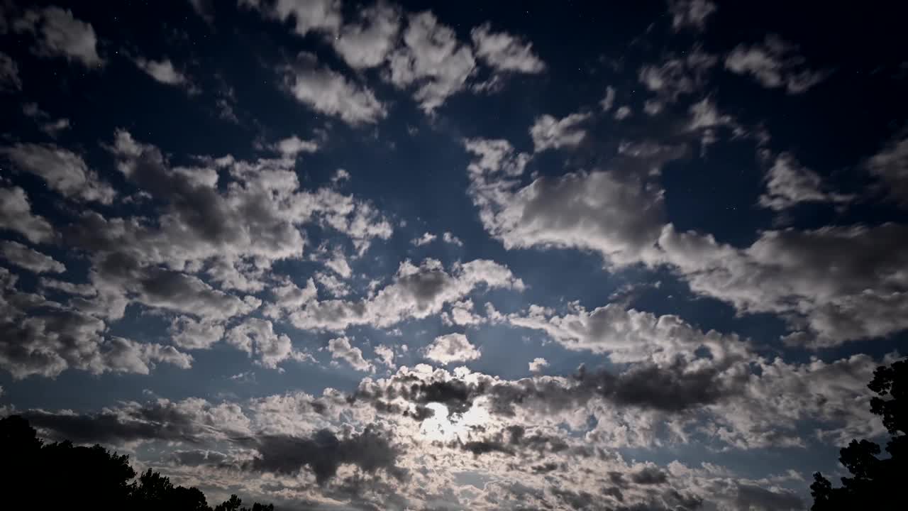 被云遮住的满月视频下载
