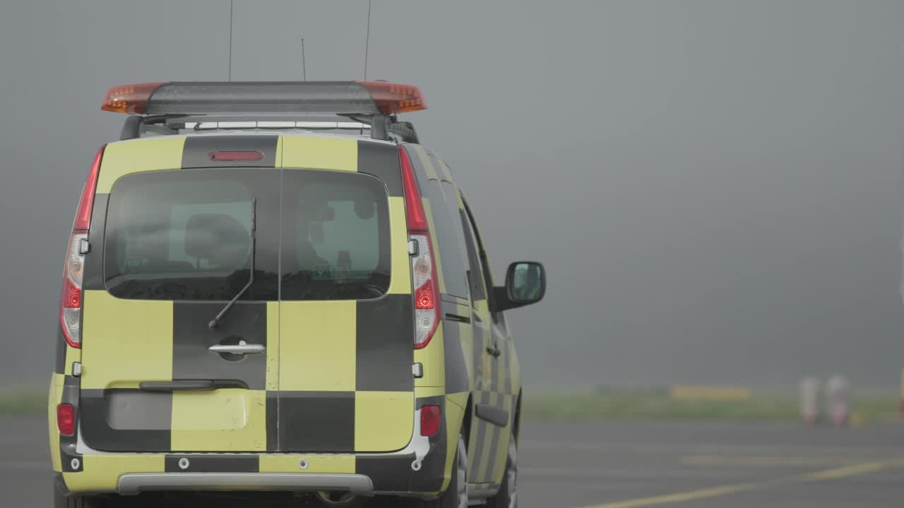 雾天的应急车辆视频下载
