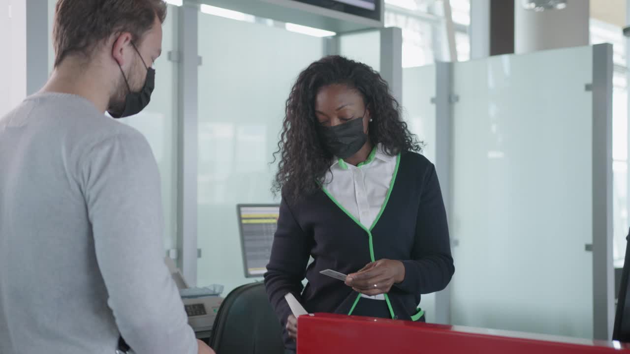 机场登机口工作人员与乘客之间的互动视频下载