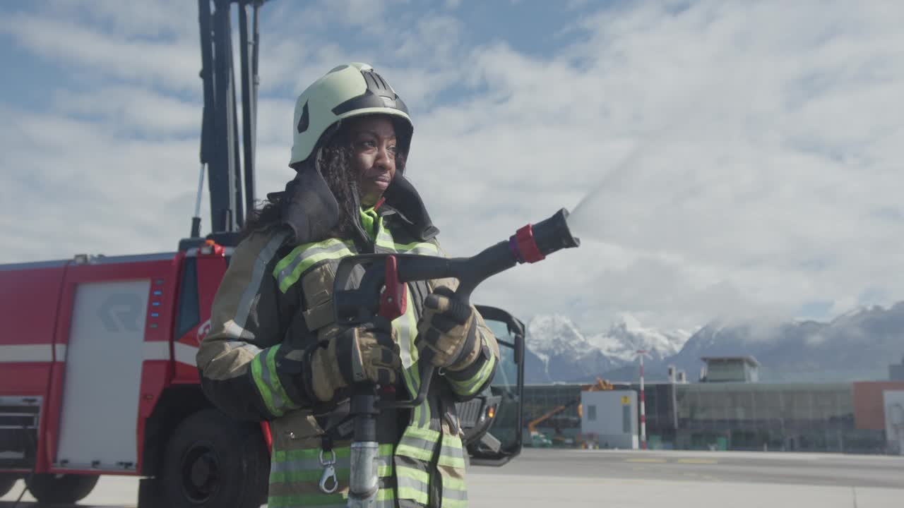 机场消防员在高山背景下行动视频下载