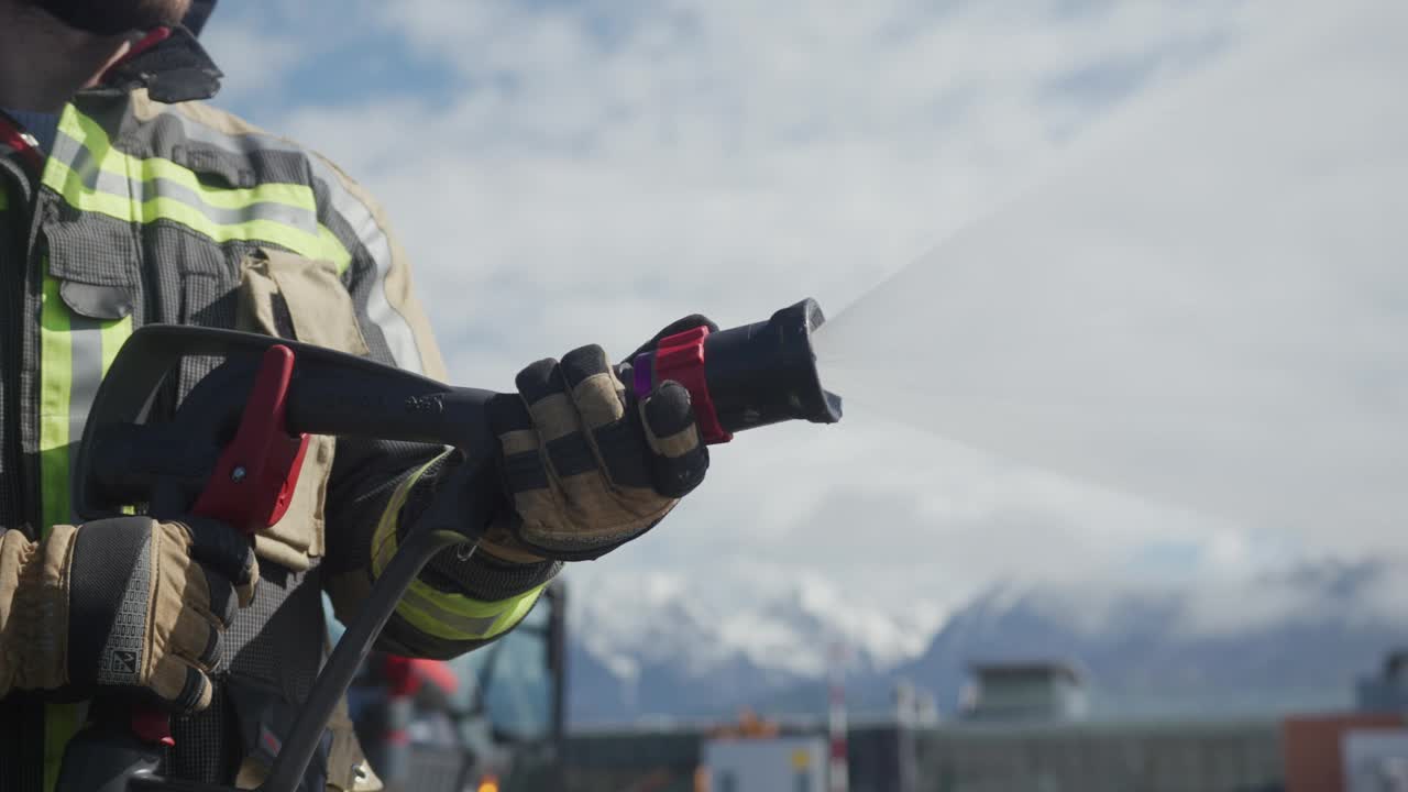 机场消防队员正在喷水视频下载
