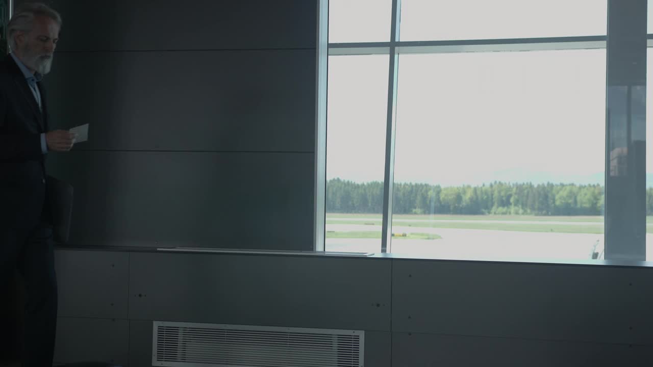在机场候机楼等候的商人视频下载