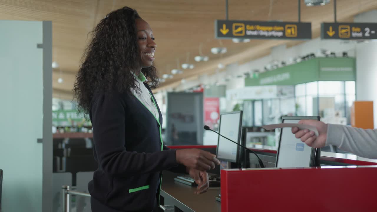 机场工作人员在登机口协助乘客登机视频下载