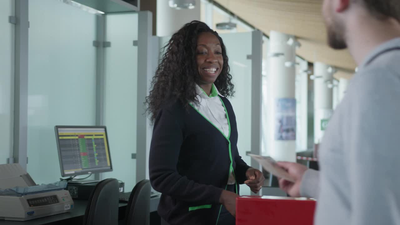 友好的机场工作人员与乘客互动视频下载