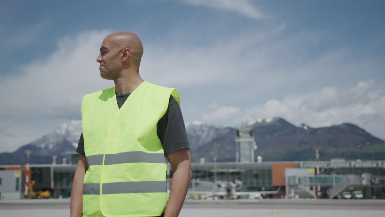 穿高能见度背心的机场地勤人员视频下载