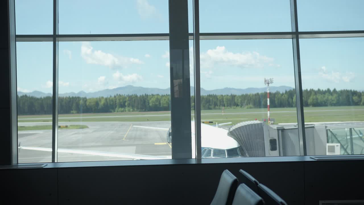 商人走在机场候机楼视频下载