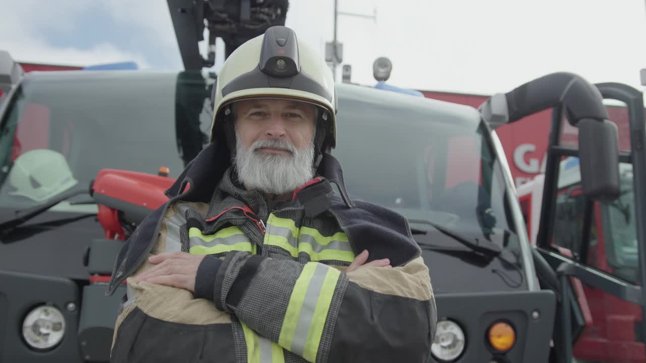 一名高级消防员在机场消防车前的肖像视频下载