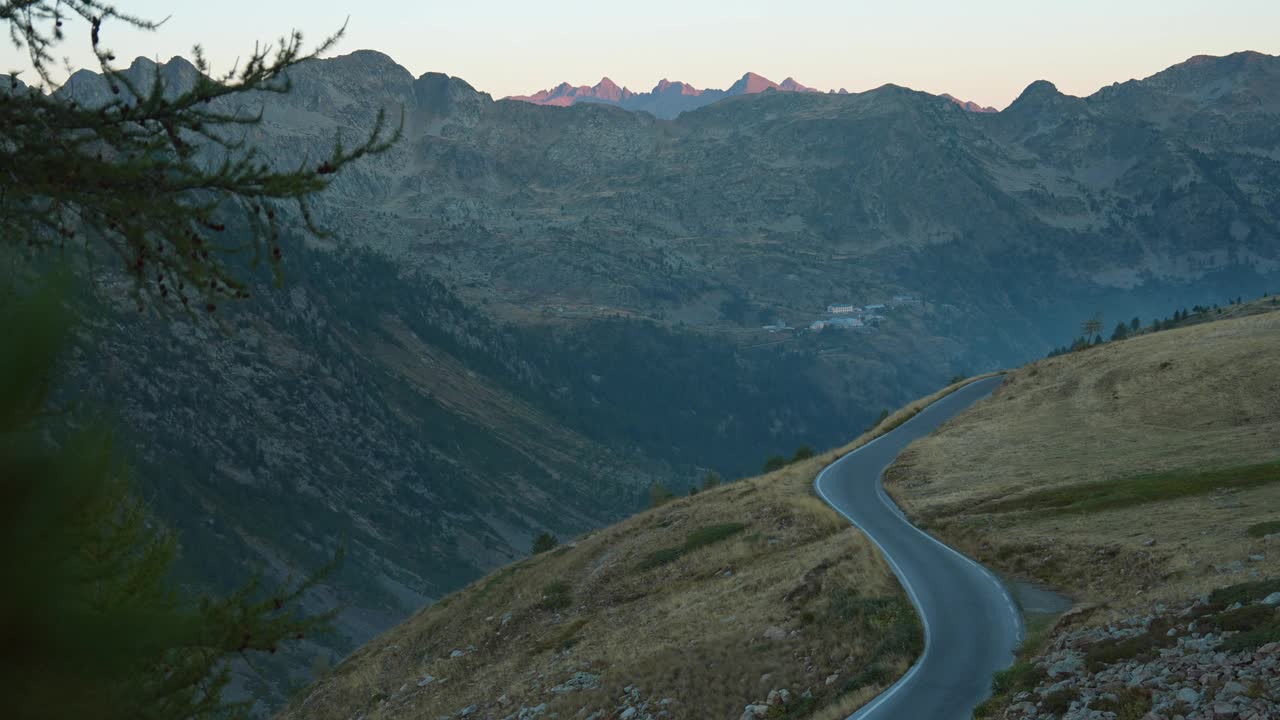 阿尔卑斯山口上的公路视频下载