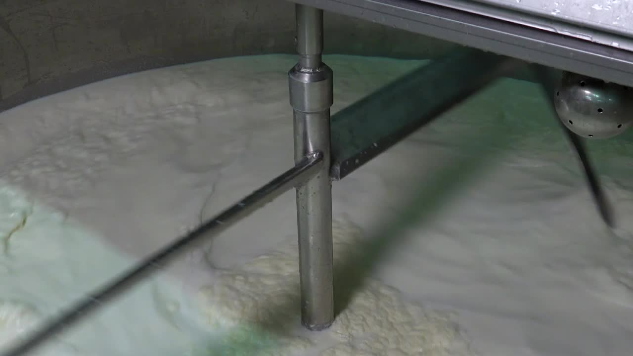 在巴氏灭菌过程中混合原料奶-缩小镜头视频下载