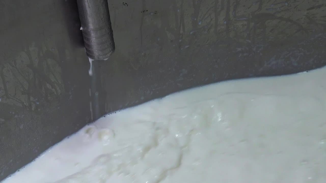 牛奶巴氏杀菌和安全牛奶生产-缩小镜头视频下载