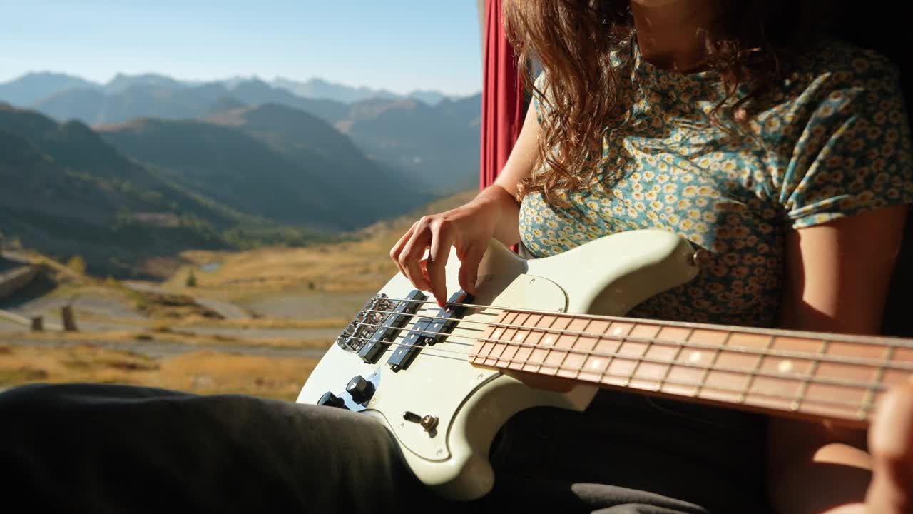 带着吉他的女人在山里的露营车里视频下载