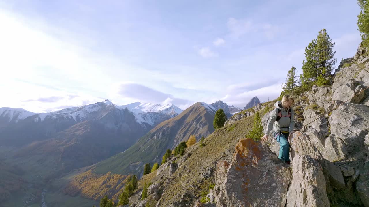 攀登者攀登陡峭岩石斜坡的鸟瞰图视频下载