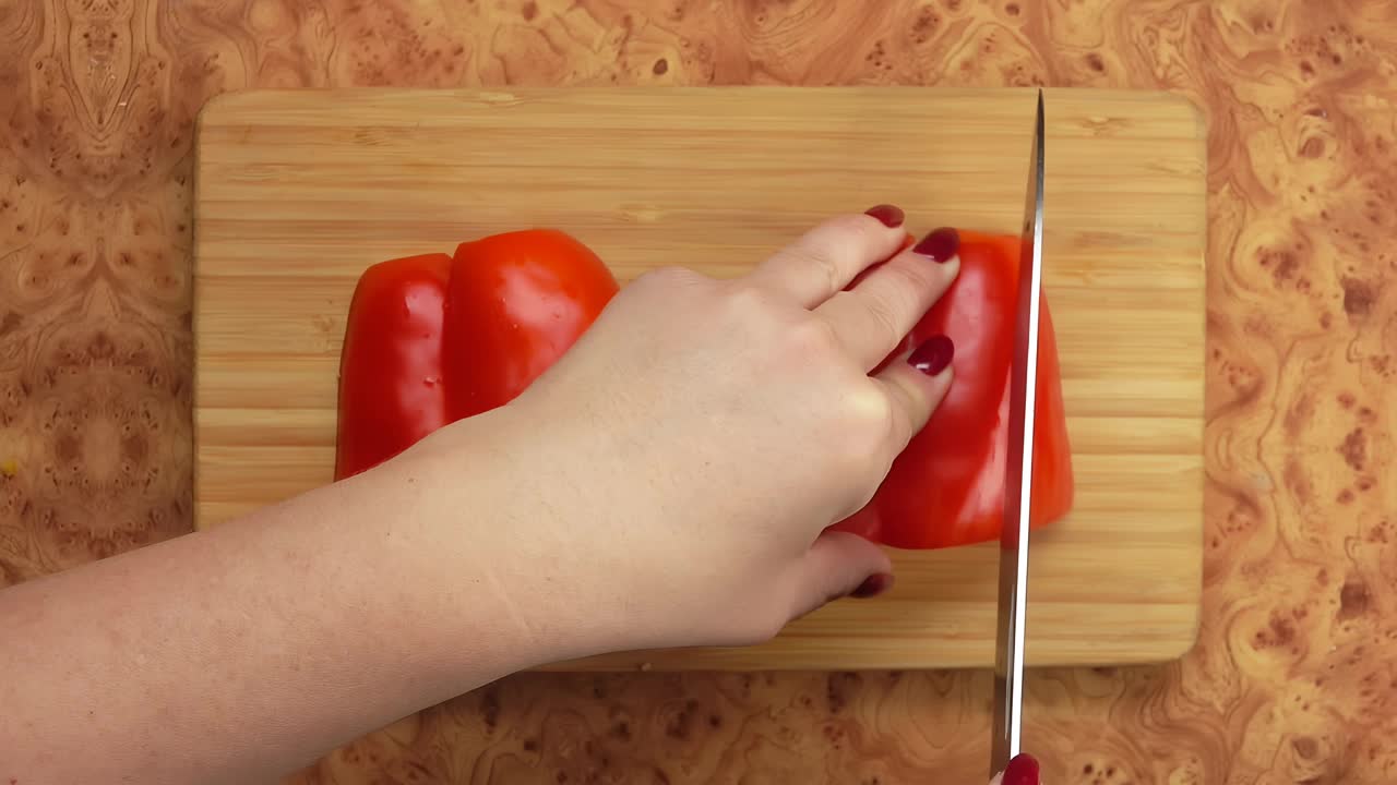一名女子用手在木板上切红辣椒视频下载